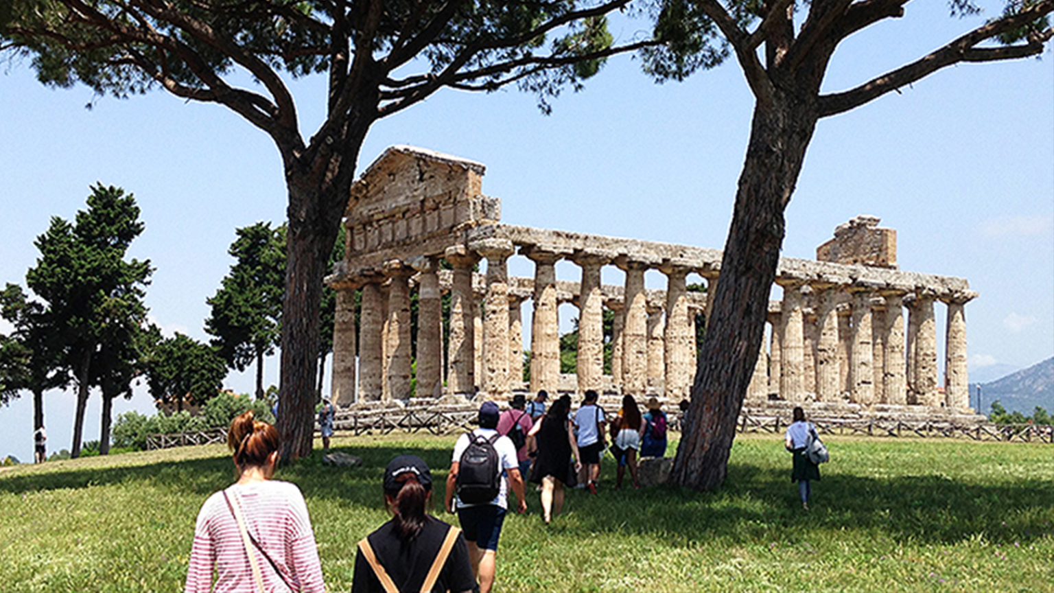 Students visit the Parthenon on the 2019 Art and Architecture in Greece and Italy international education program.